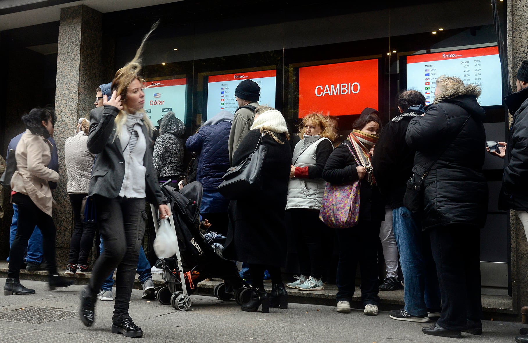 Casas de cambio, bancos y financieras tuvieron ayer un pico de demanda. Incertidumbre y malhumor.