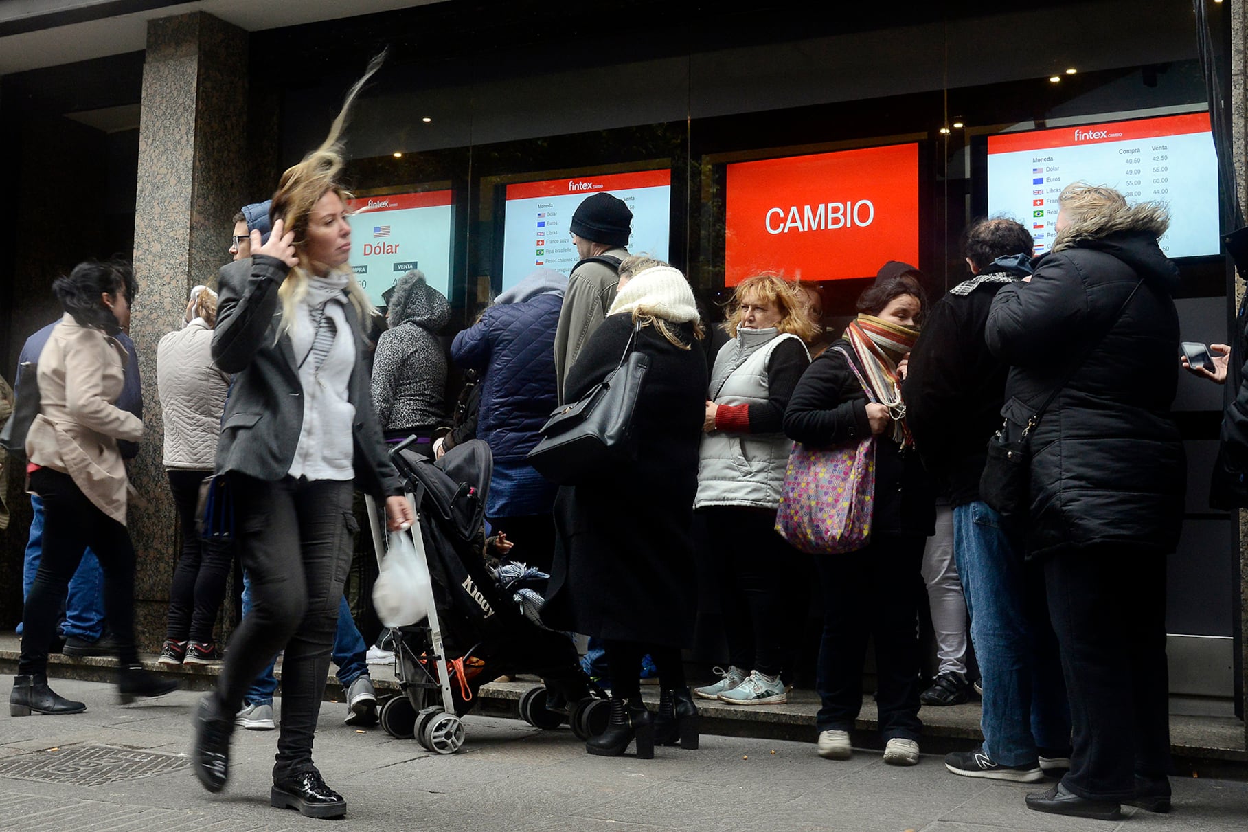 Casas de cambio, bancos y financieras tuvieron ayer un pico de demanda. Incertidumbre y malhumor.