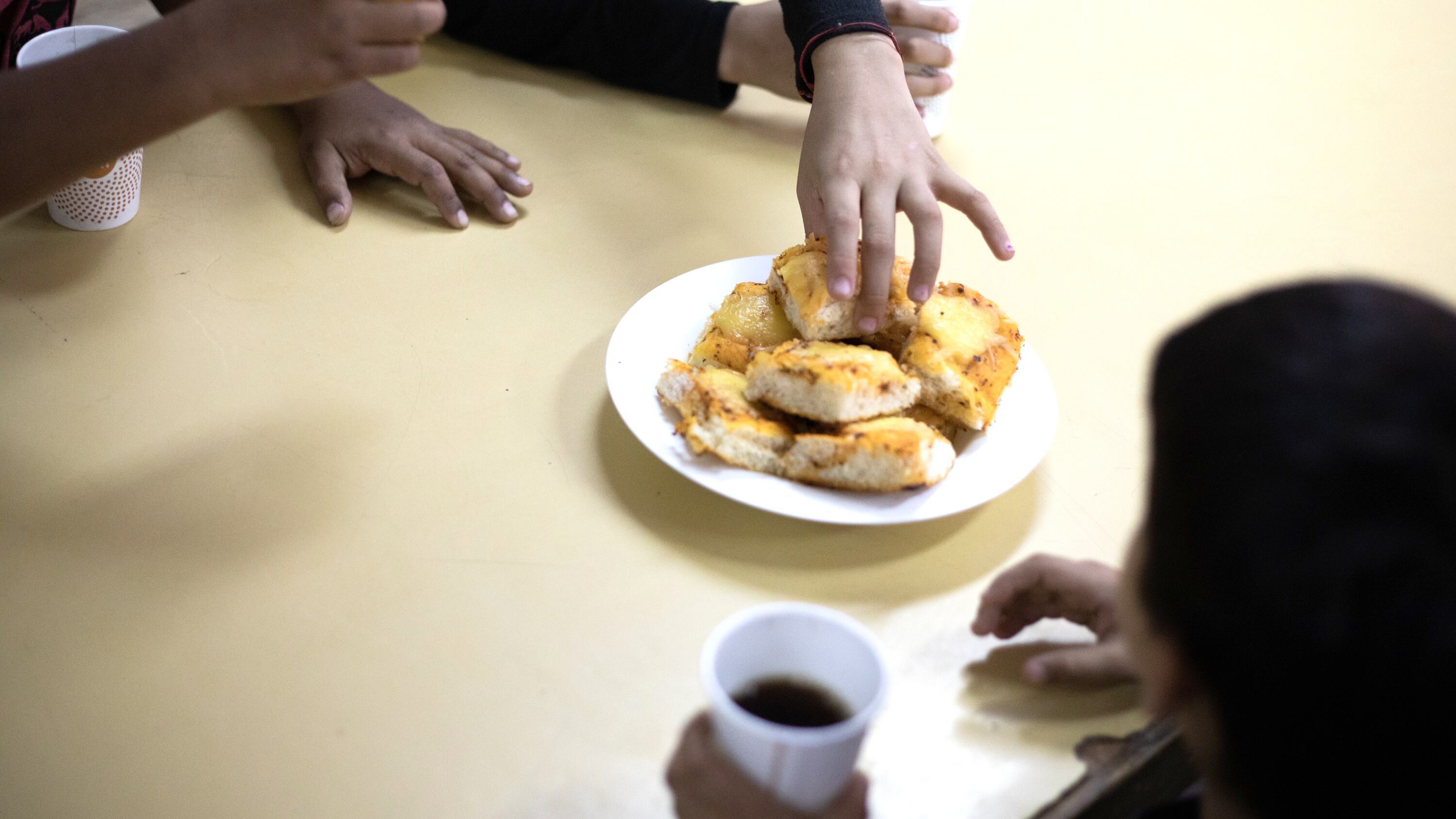 "Y eso es algo que está volviendo a pasar. Pibes que se descomponen o que se desmayan de hambre los lunes porque no comen durante el fin de semana".