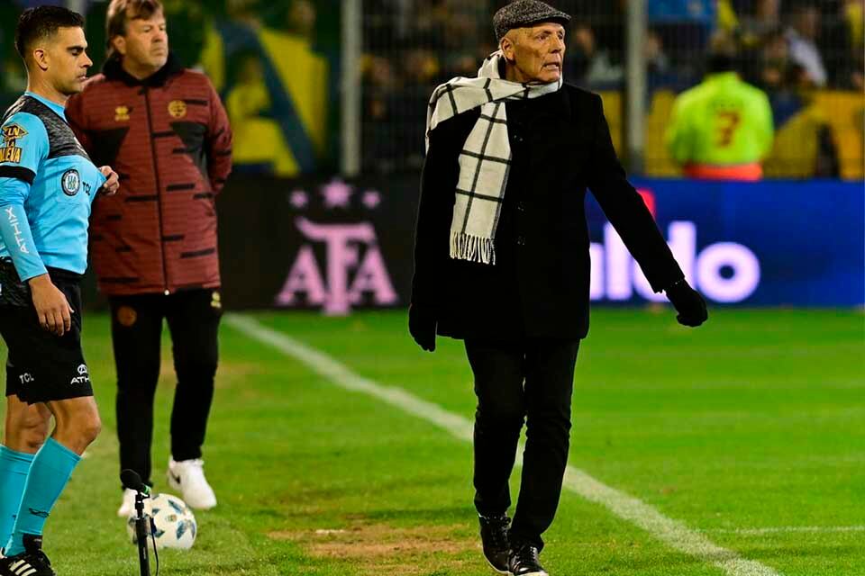 Miguel Russo se juega las últimas cartas en el primer equipo.