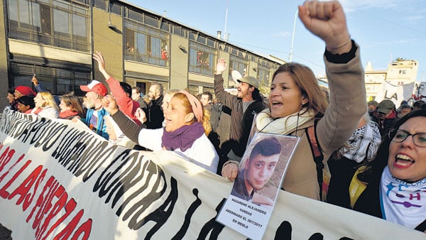 Pegadas a la bandera que encabezó la marcha, las madres gritan su dolor y su lucha.