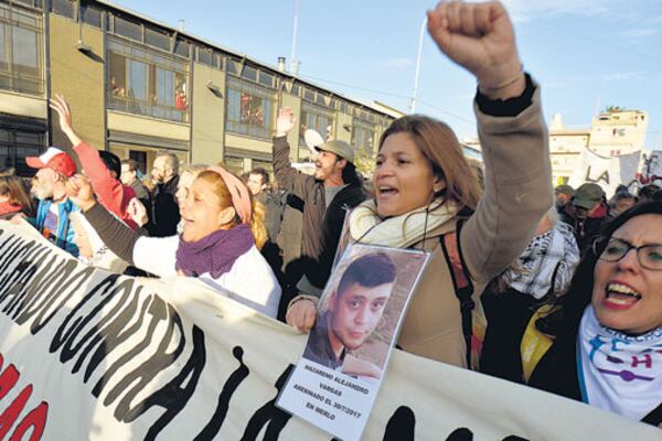 Pegadas a la bandera que encabezó la marcha, las madres gritan su dolor y su lucha.