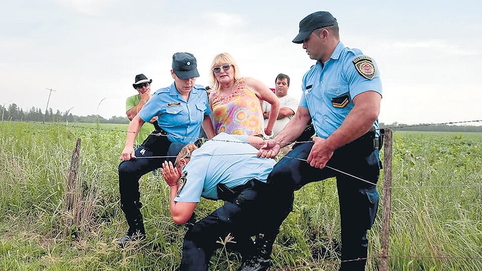 La policía protegió a los fumigadores al detener a Sofía Gatica.