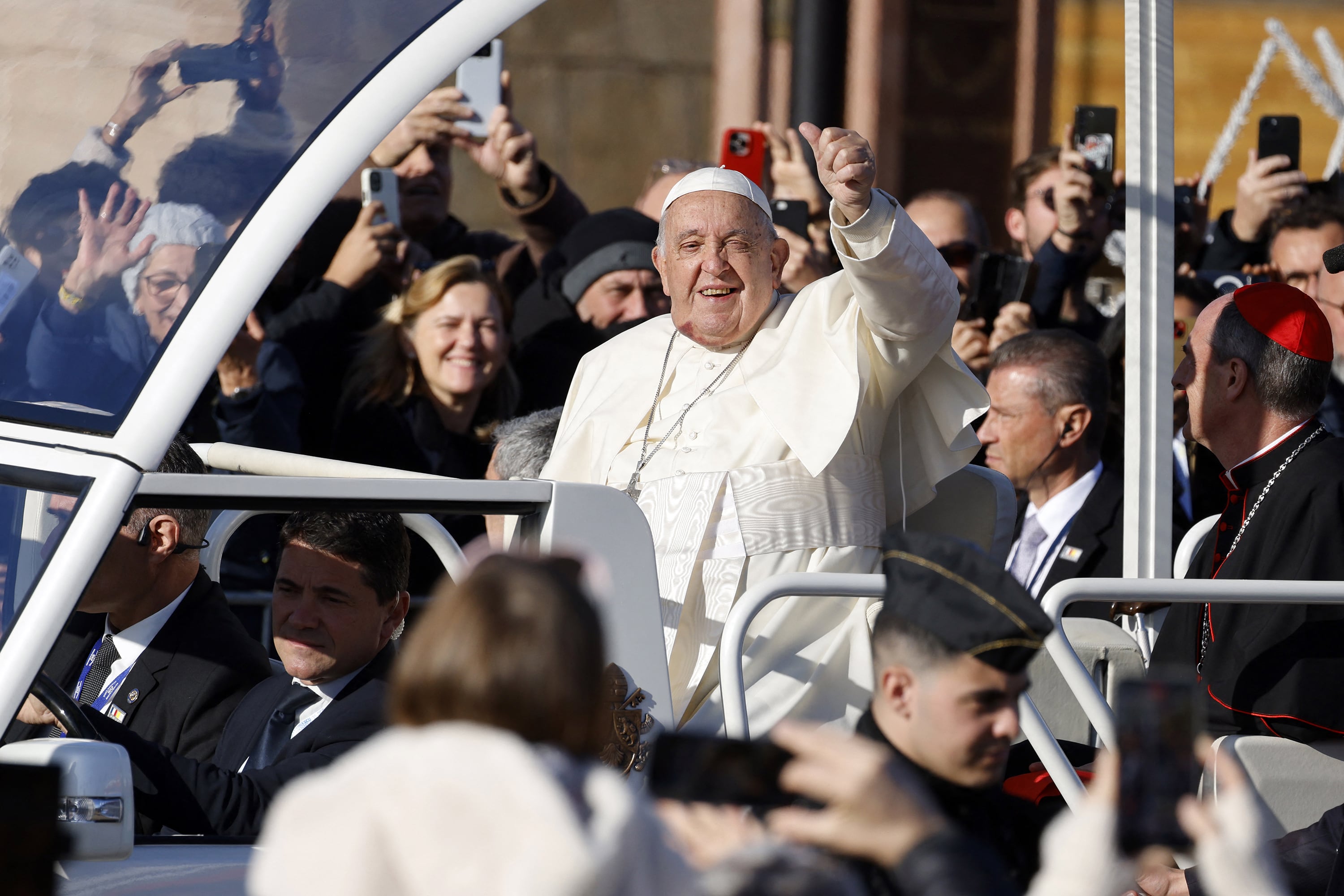 El fallecimiento del Papa es un hecho que le habla a la sociedad toda.