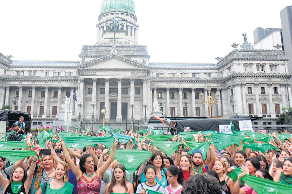 El “pañuelazo” realizado frente al Congreso, donde miles de mujeres reclamaron una ley de aborto.