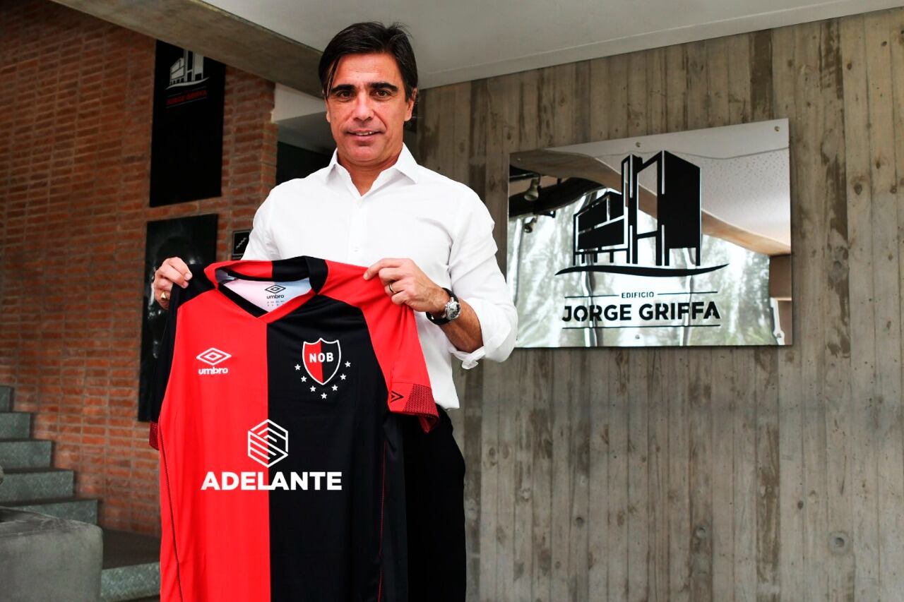 Tras firmar contrato como DT, Sanguinetti posó con la casaca rojinegra