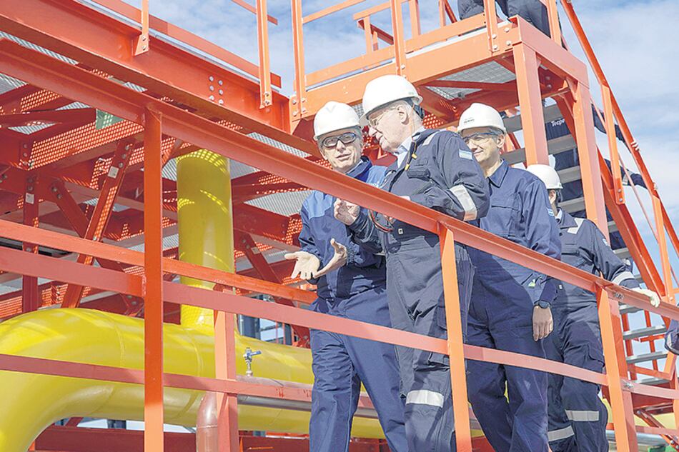 El presidente Mauricio Macri camina junto a Paolo Rocca en Fortín de Piedra.