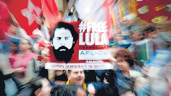 Un hombre sostiene un cartel de “Lula libre” durante una manifestación en San Pablo para pedir su libertad.