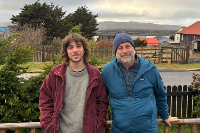 Edgardo junto a su hijo