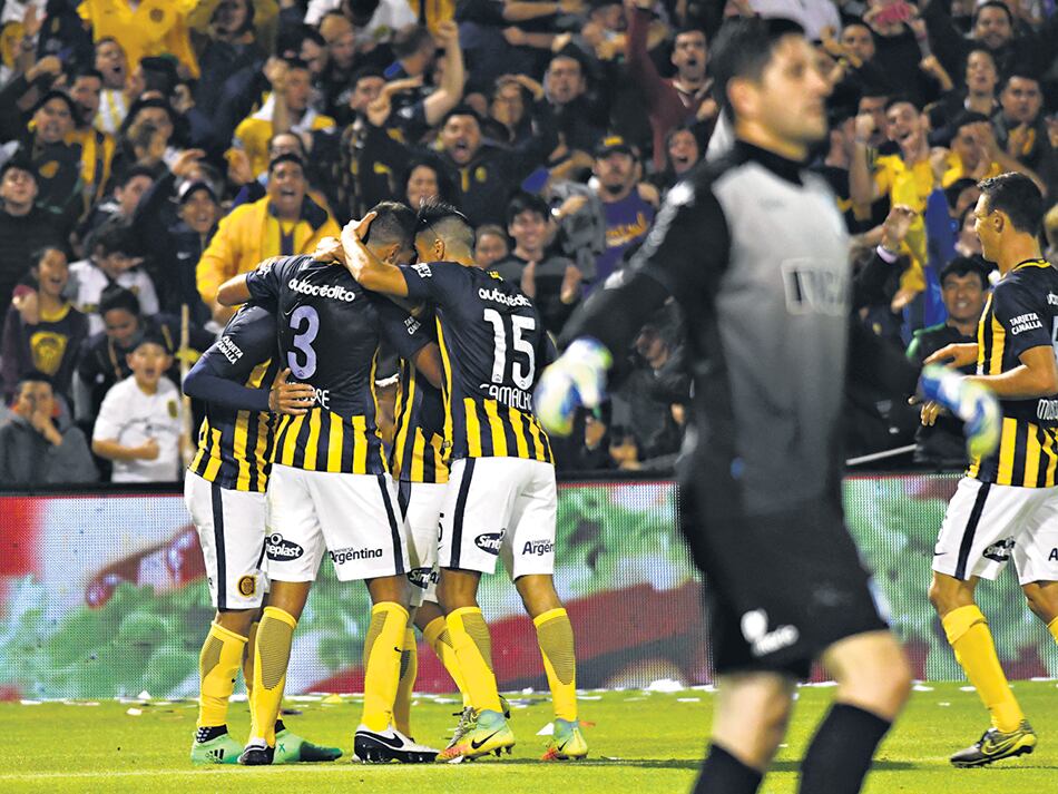 Los jugadores de Central se juntan y se abrazan al gol, mientras Orion sufre la caída de su arco.