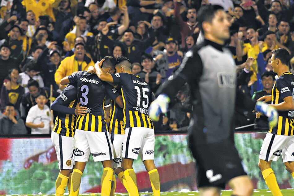 Los jugadores de Central se juntan y se abrazan al gol, mientras Orion sufre la caída de su arco.