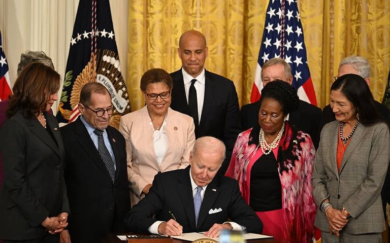 Biden, junto a familiares de George Floyd, firma una orden ejecutiva de reforma policial.