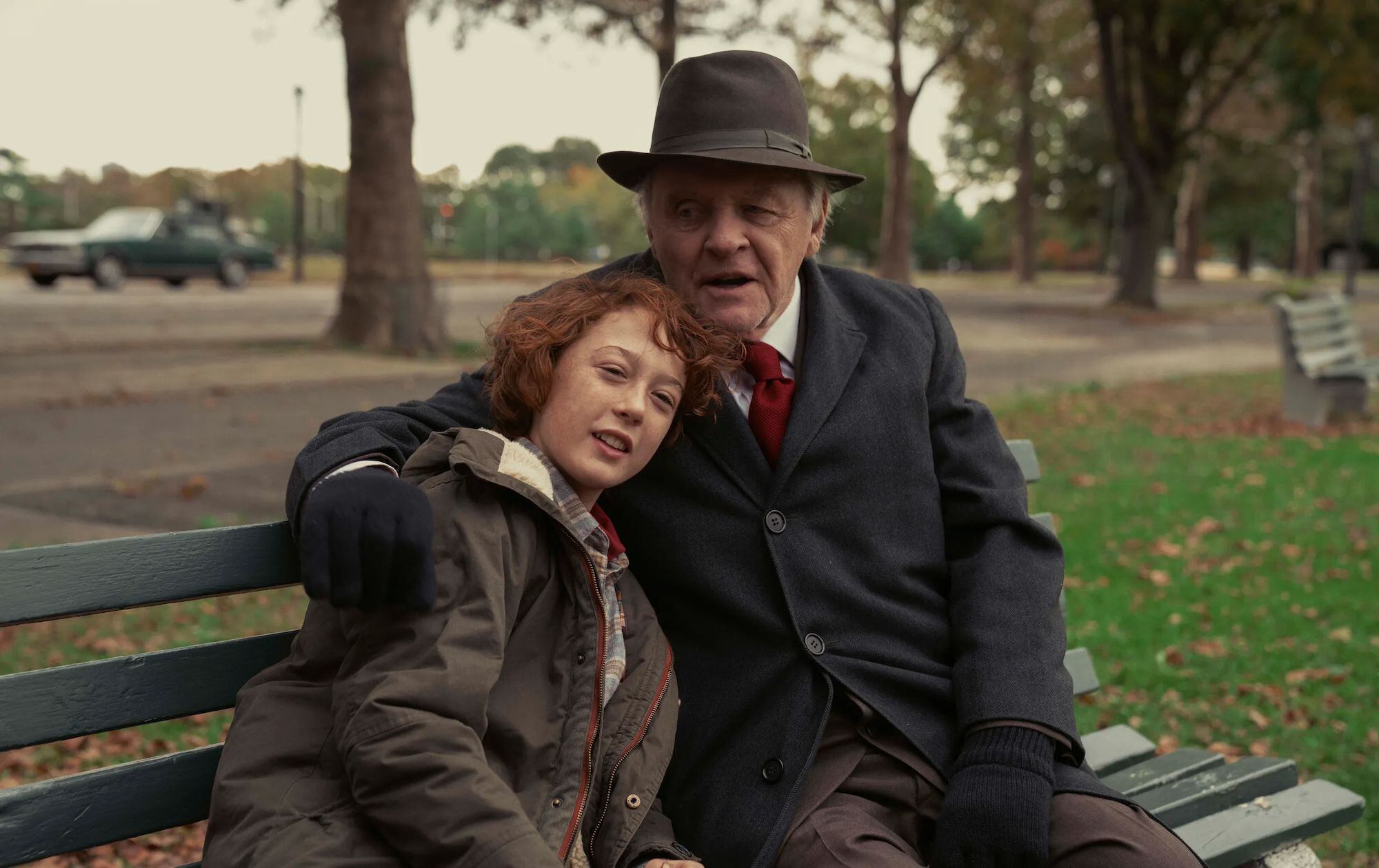 Jeremy Strong y Anthony Hopkins en el film de James Gray. 