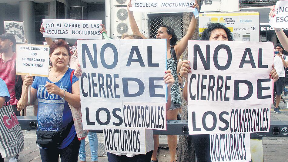 Los manifestantes pidieron la renuncia de la ministra Acuña.