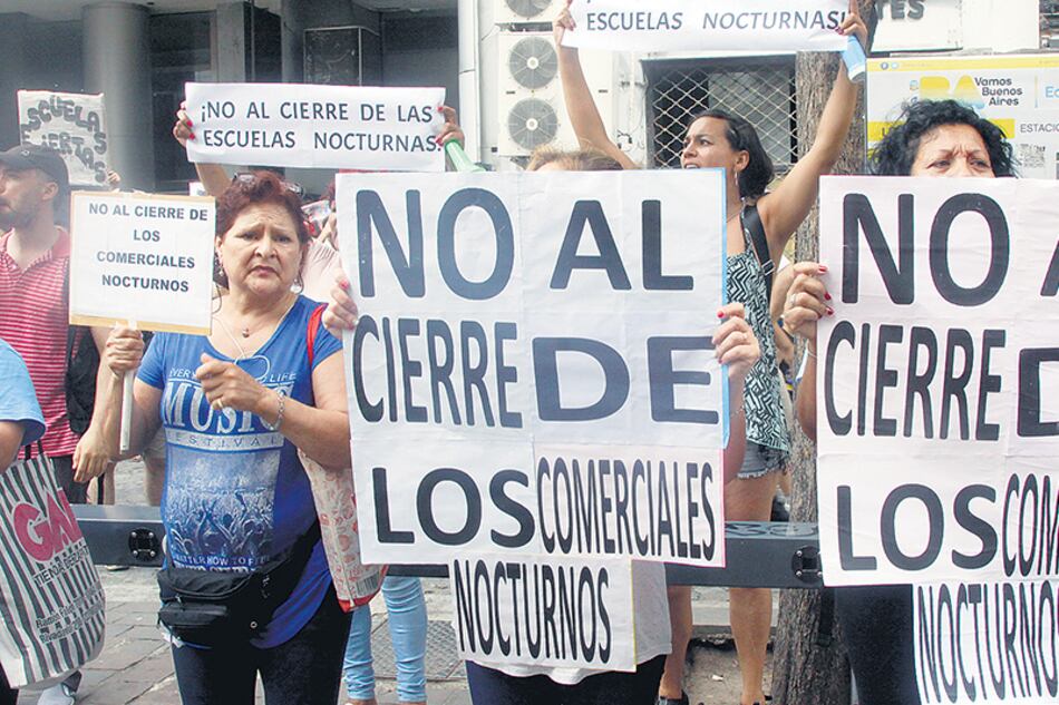 Los manifestantes pidieron la renuncia de la ministra Acuña.