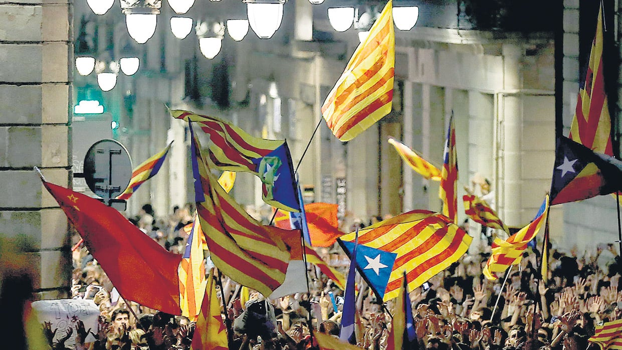 Festejos independentistas en las puertas de la Generalit catalana en Barcelona la noche de la proclamación.