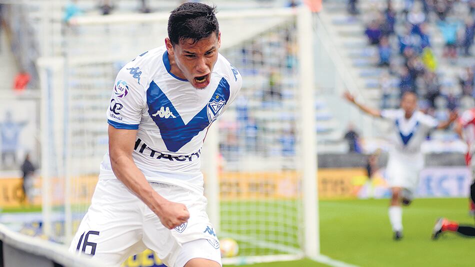 El único grito de gol que hubo en Liniers fue de Robertone, que culminó una buena maniobra colectiva.