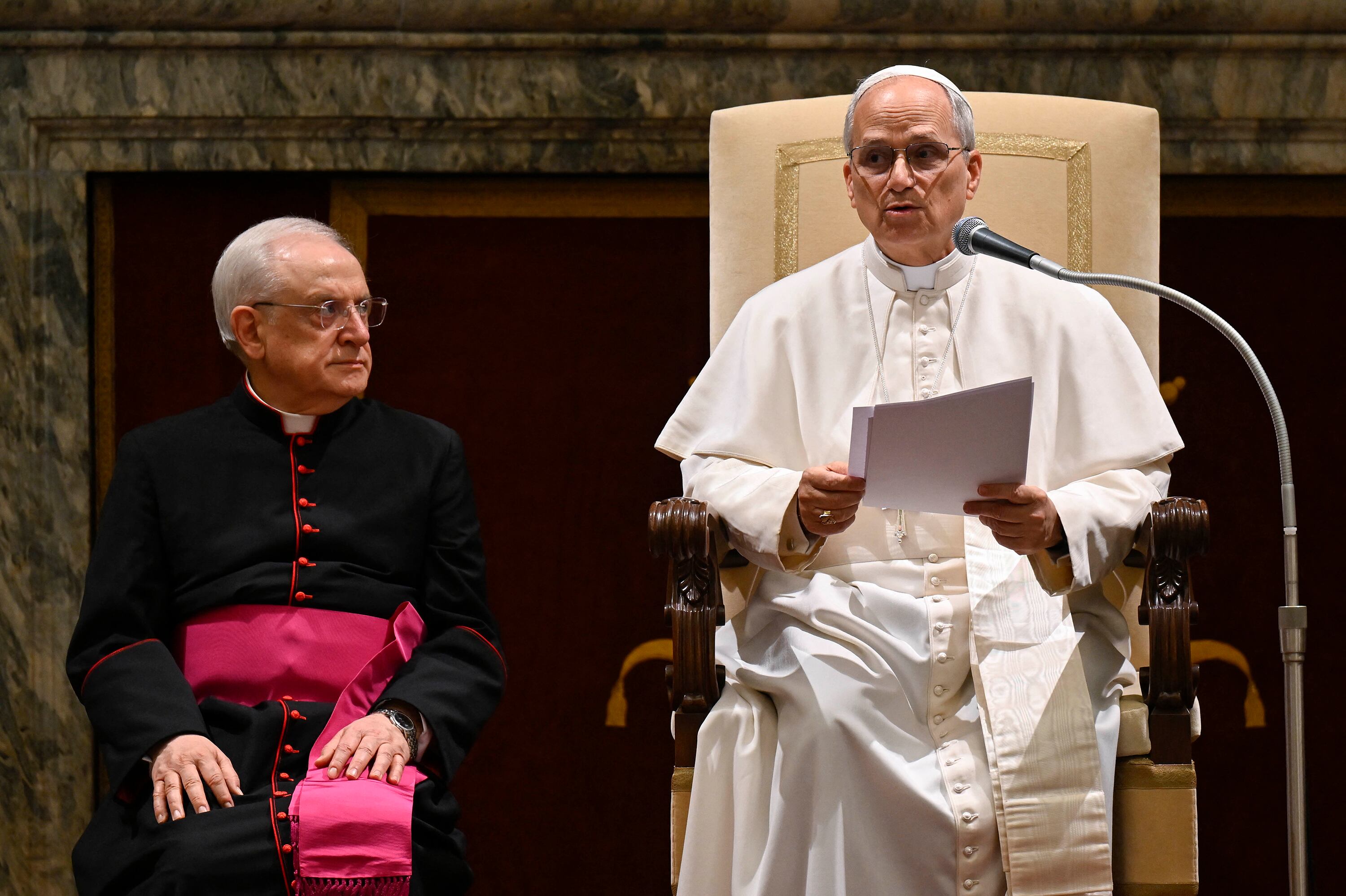 El Papa toma la palabra durante su reunión con los embajadores.