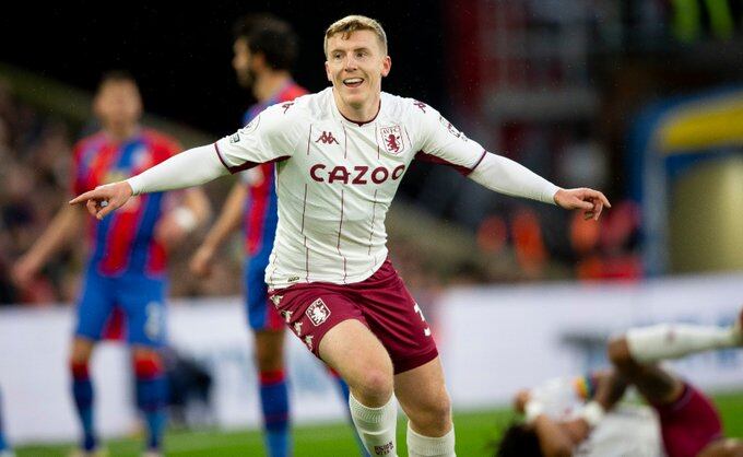 Targett celebra el primero de Aston Villa 