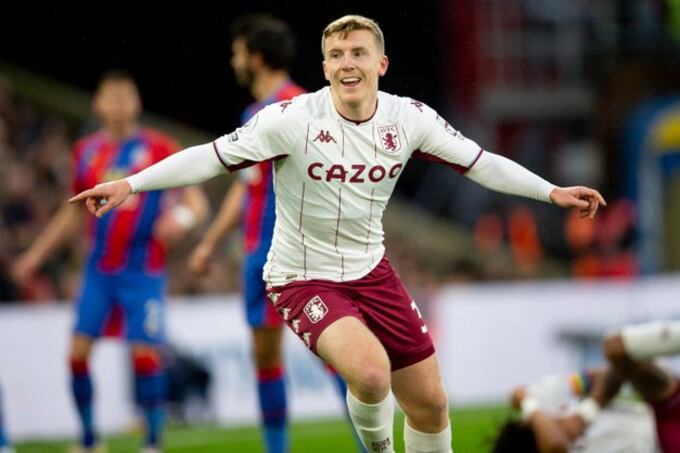 Targett celebra el primero de Aston Villa