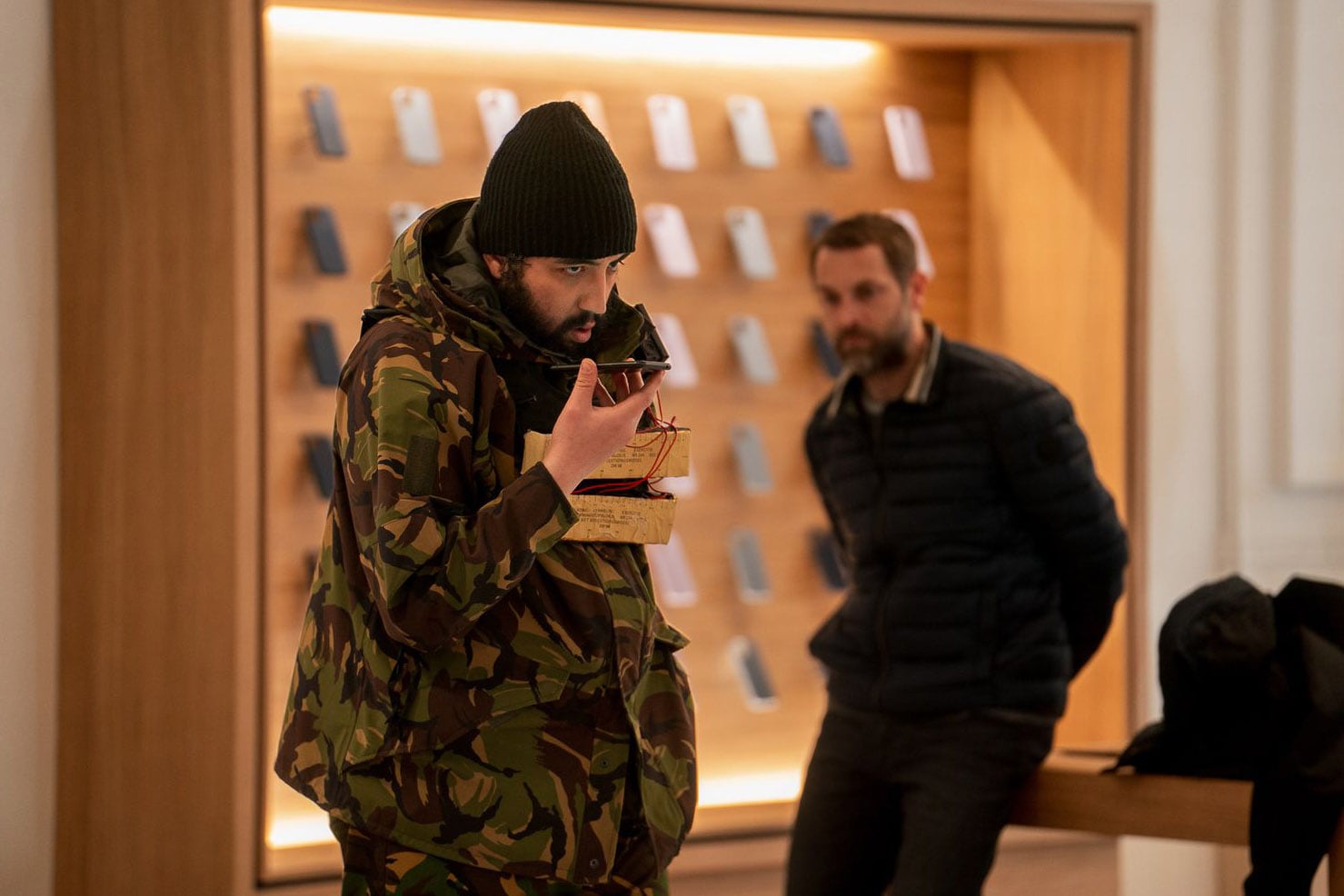 Al principio parece un robro frustrado, pero no tarda en quedar claro que el asunto va por otro lado