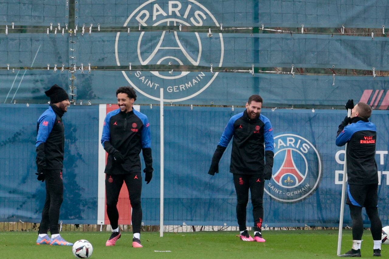 Messi se ríe en la práctica tras jugar un loco con Neymar, Marquinhos y Verratti