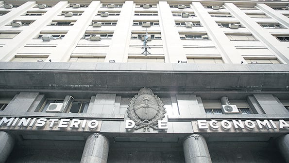 El superávit primario es el resultado de la fuerte retracción de las políticas distribucionistas.