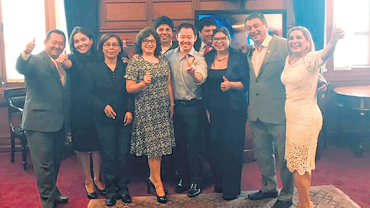 Junto a Kenji, se fueron nueve parlamentarios del partido Fuerza Popular, liderado por Keiko.