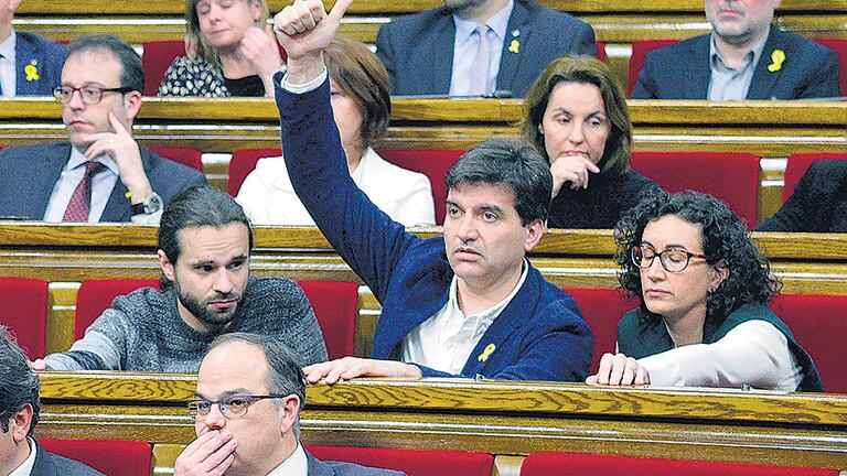 Con ausencias notorias, el Parlamento postergó la sesión de investidura.
