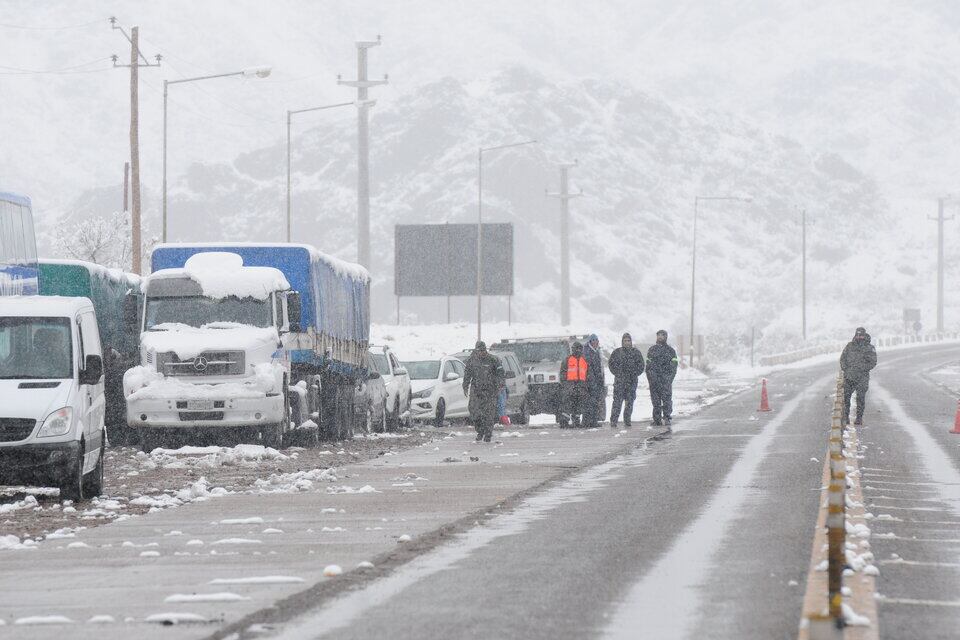 Camiones y autos varados por el cierre del paso Cristo Redentor debido a las intensas nevadas.