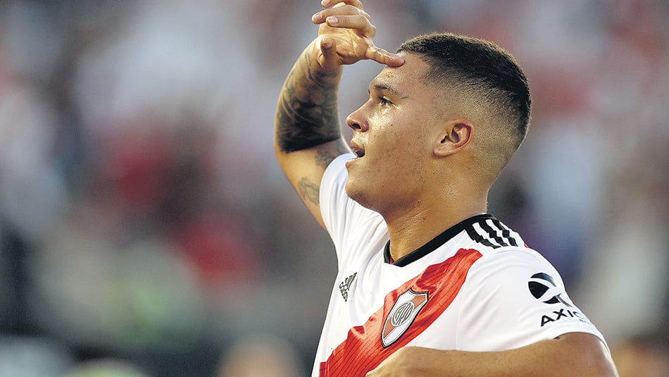 Quintero festeja el primero de su equipo: una verdadera obra de arte de tiro libre que firmó con su zurda.