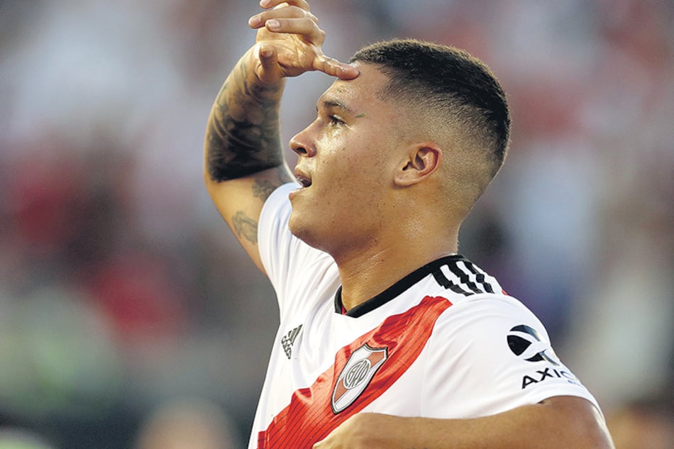 Quintero festeja el primero de su equipo: una verdadera obra de arte de tiro libre que firmó con su zurda.