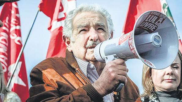 Mujica visitó a Lula en Curitiba. En marzo se habían reunido en la frontera brasileño-uruguaya.