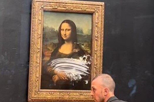 Los empleados del museo limpiaron rápidamente el cristal que protege a la obra. Foto: Twitter.