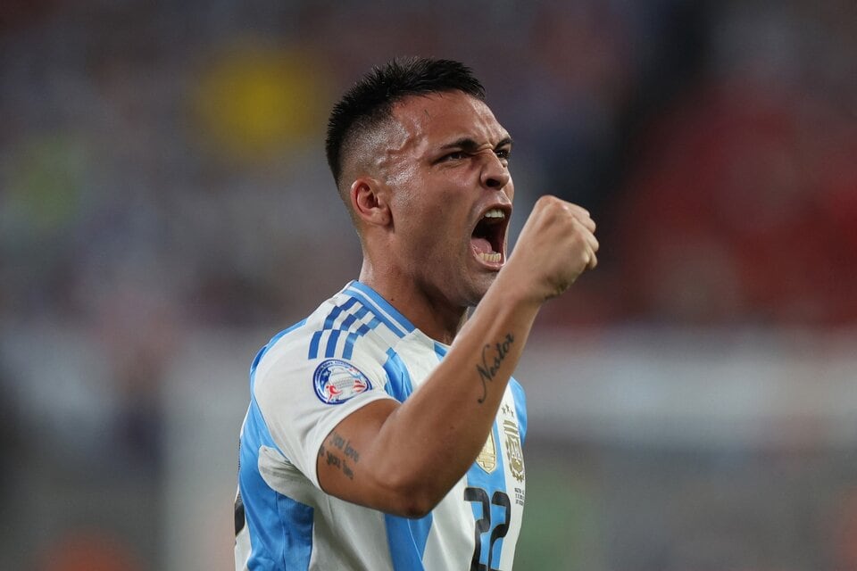Lautaro Martínez festeja su gol vs Chile.