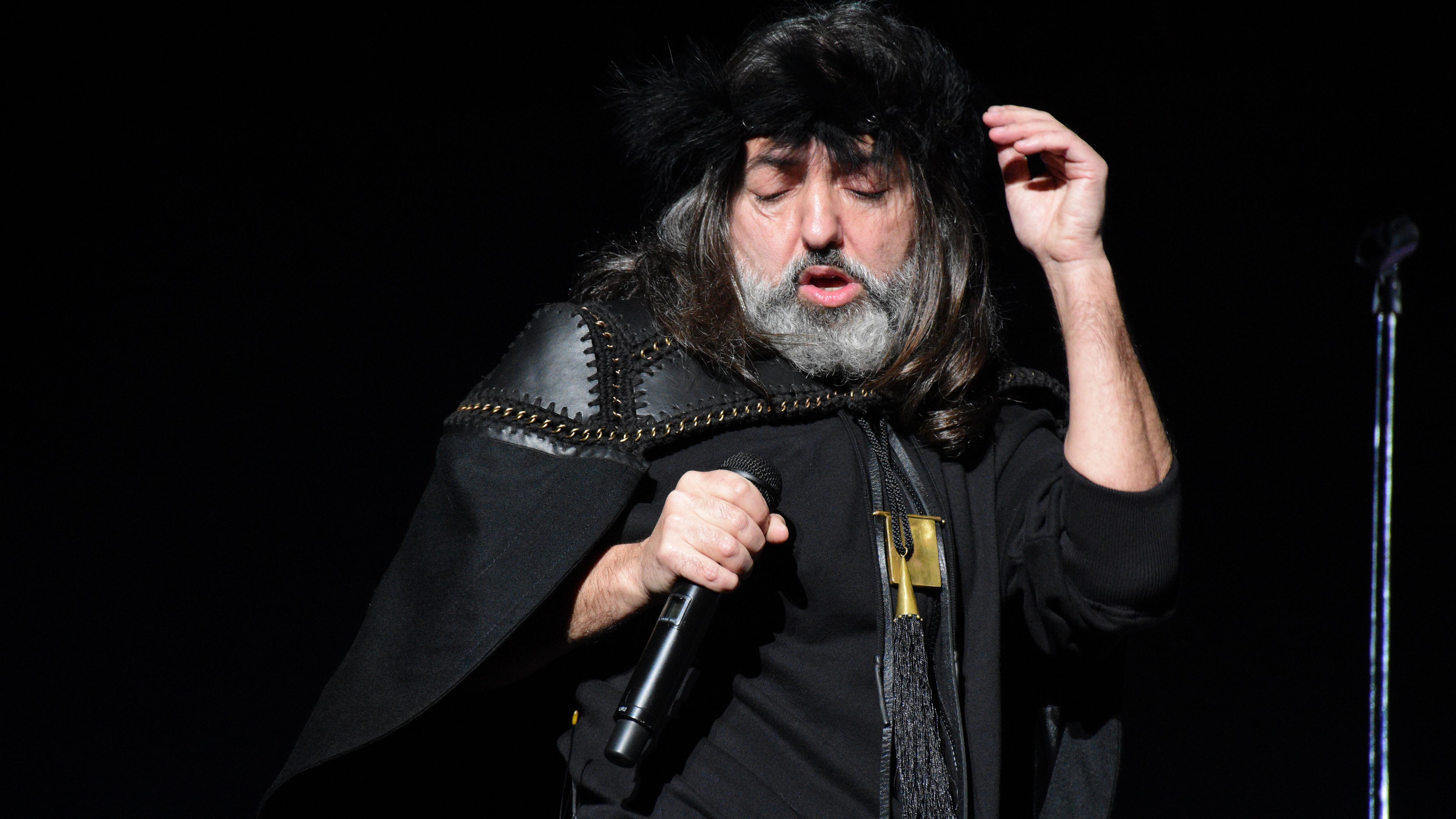 Adrián Dárgelos, maestro de ceremonias de una noche impecable.