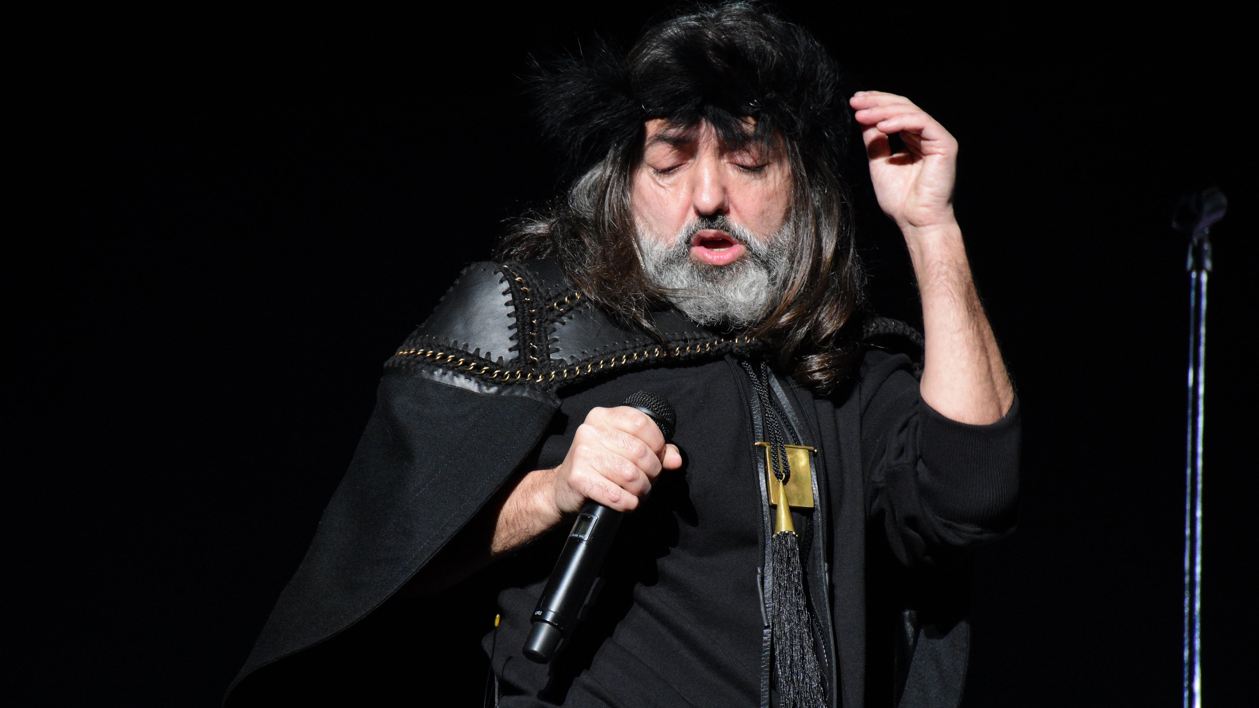 Adrián Dárgelos, maestro de ceremonias de una noche impecable.