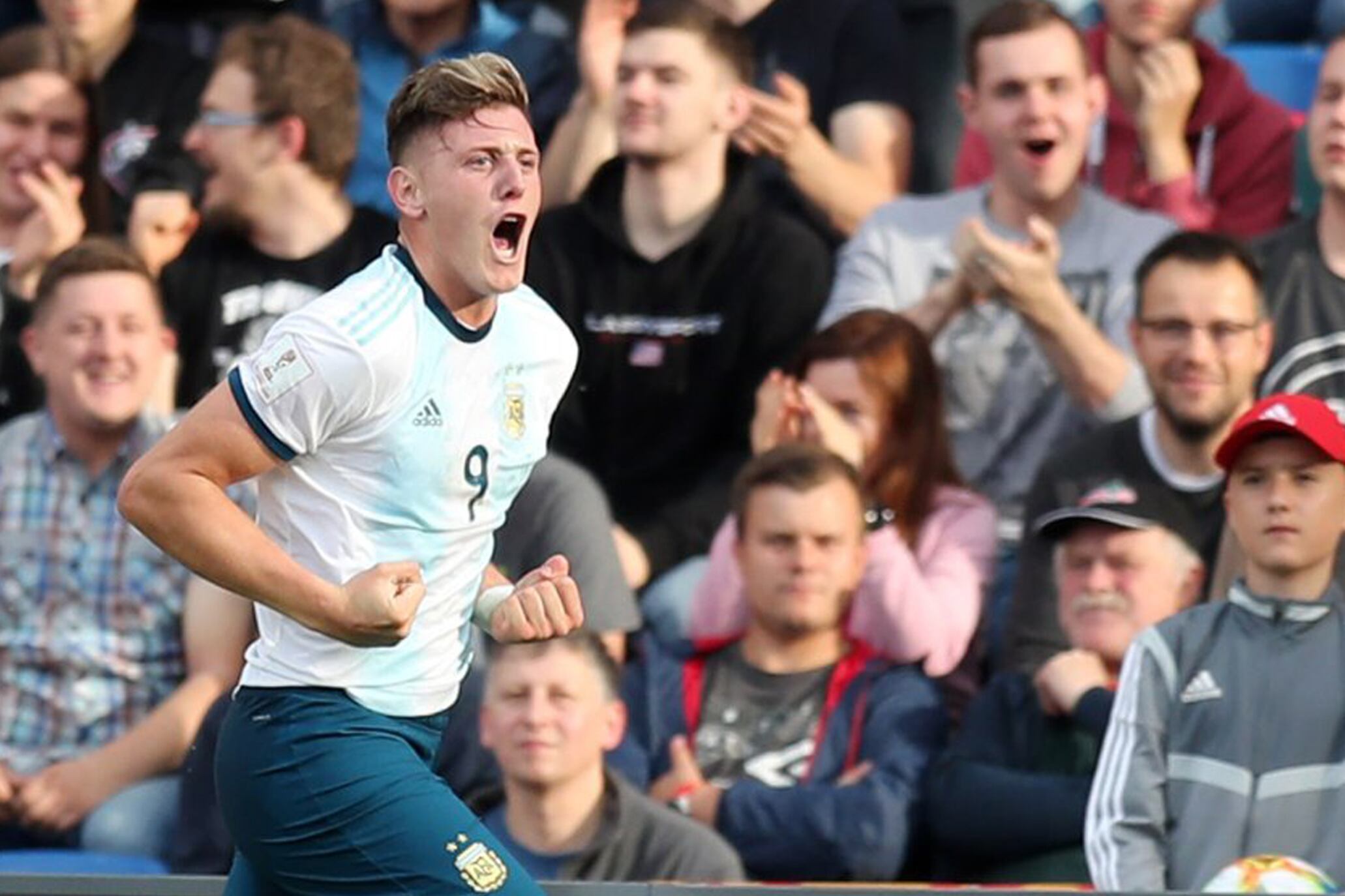 Gaich festejando durante el Mundial Sub 20: una imagen que se hizo viral por el parecido del 9 con el espectador de camisa.