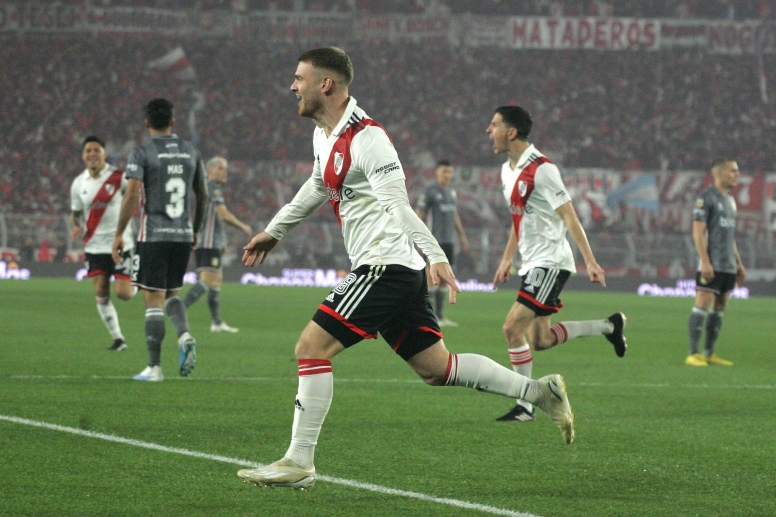 Lucas Beltrán festeja su gol a los dos minutos de juego