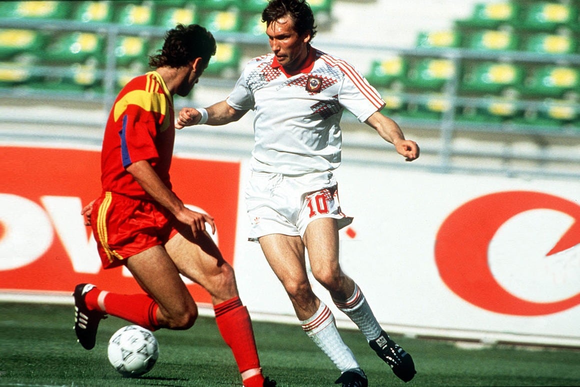 El soviétivo Oleg Protasov intenta escaparse de la marca del rumano Gheorghe Popescu.