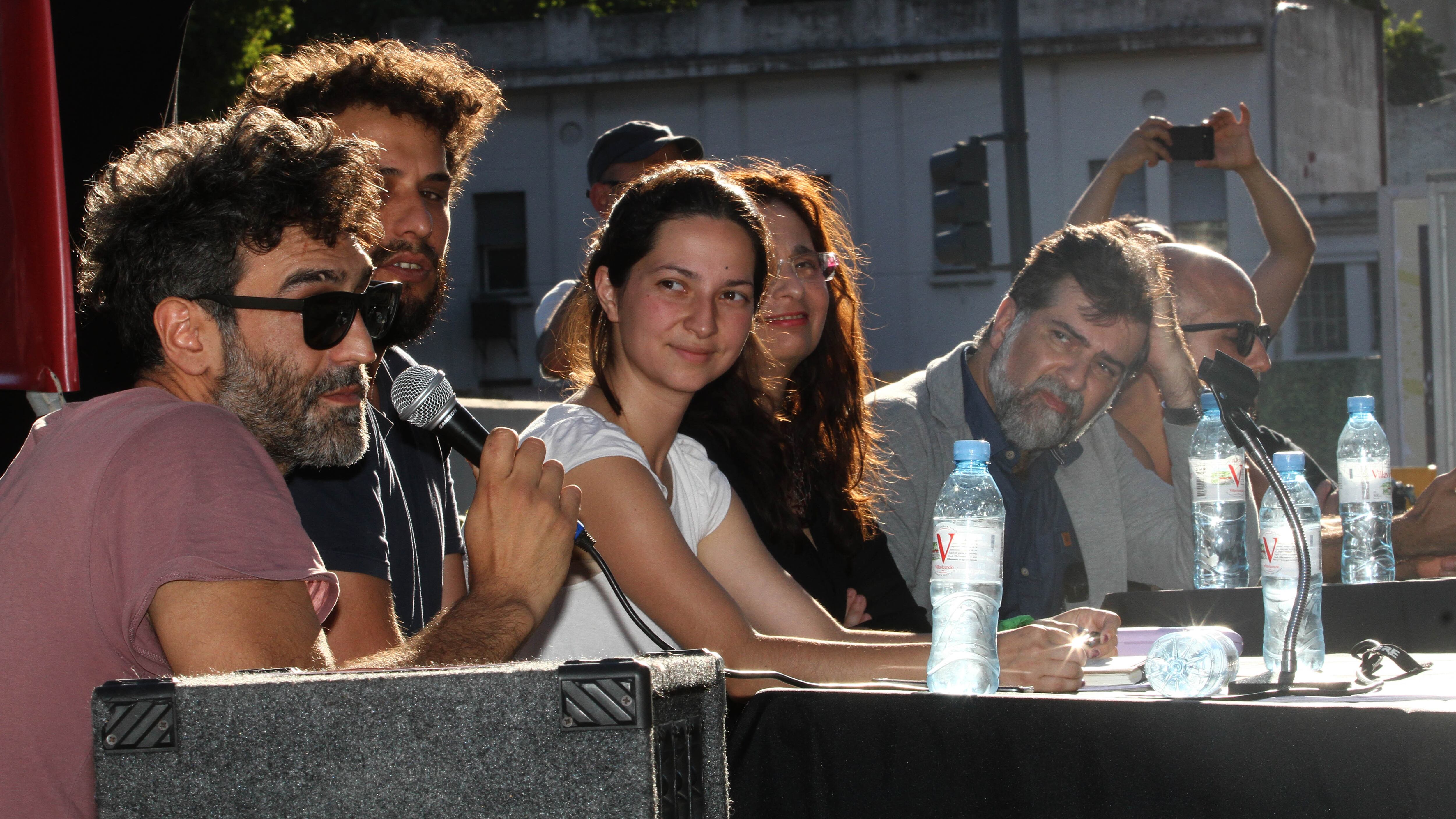 La conferencia se realizó en las puertas de la UCA, mientras adentro se desarrollaba el mercado Ventana Sur.