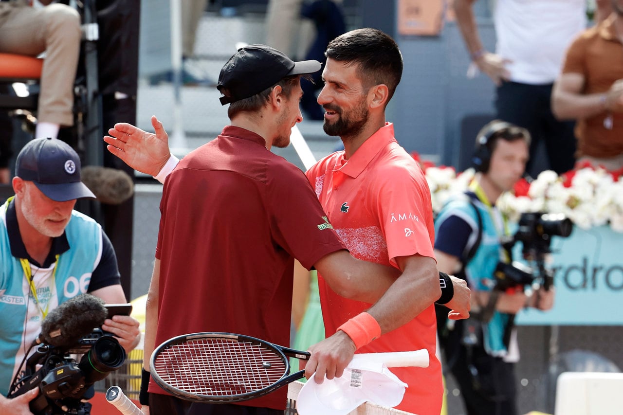 Djokovic saluda a Arnaldi tras perder en Madrid. 