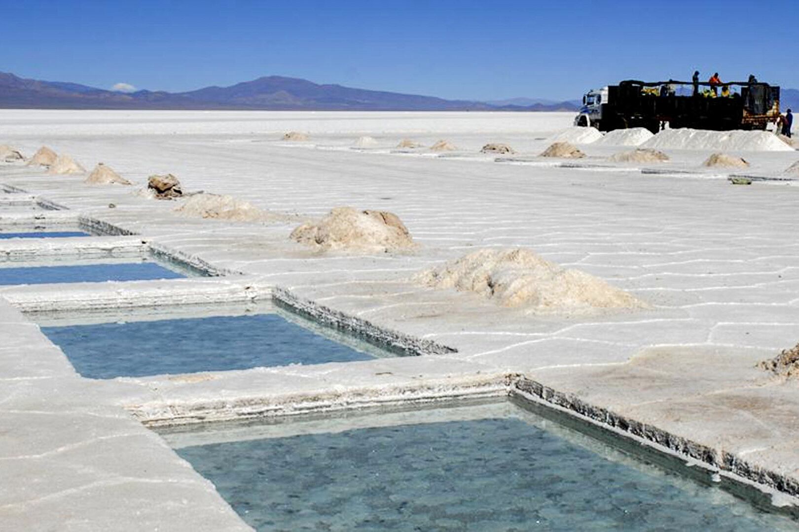 Apuntan a redactar una ley de pocos artículos para el próximo encuentro de la Mesa del Litio en abril