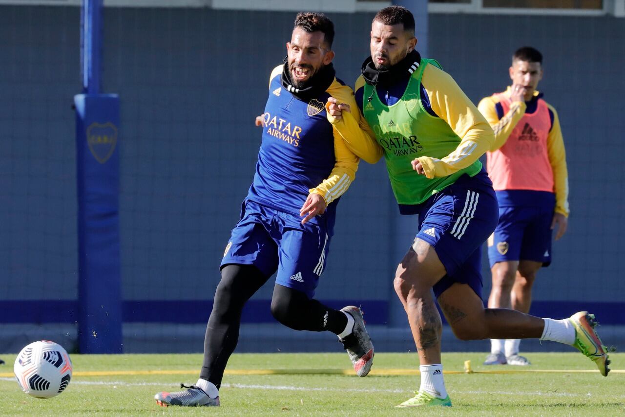 Tevez se divierte durante el entrenamiento matutino