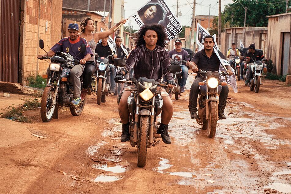 Las mujeres de "Mato seco en chamas" se mueven en un ambiente similar al Lejano Oeste.