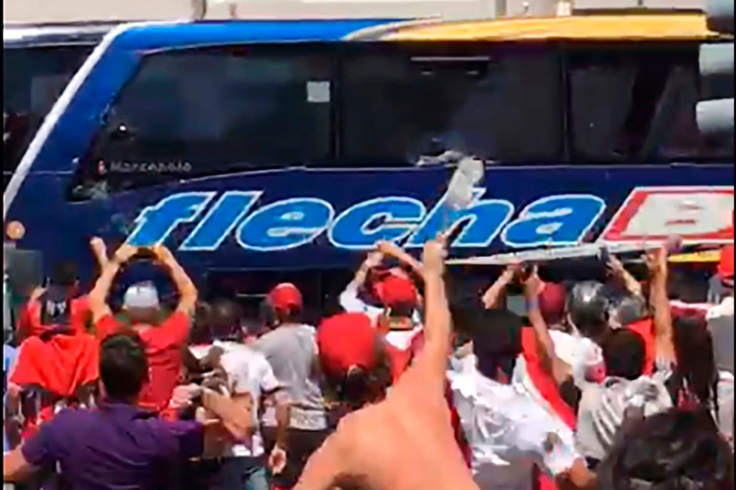 El micro xeneize agredido en 2018 en las cercanías del Monumental.