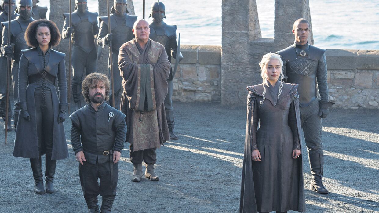 Daenerys Targaryen, con el respaldo de Missandei, Tyrionm, Varys y Gusano Gris.