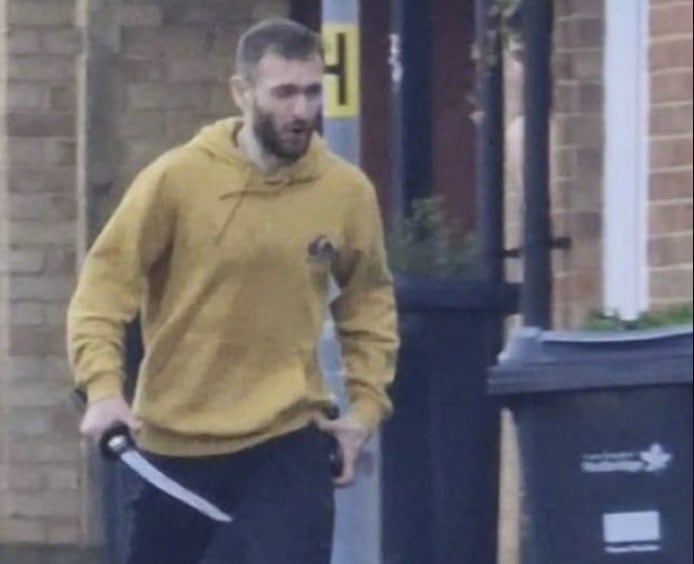 El atacante, espada en mano. Imagen X