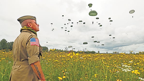 Un grupo de paracaidistas salta de aviones C-47 en Caretan, Normandía, en homenaje al Día D.