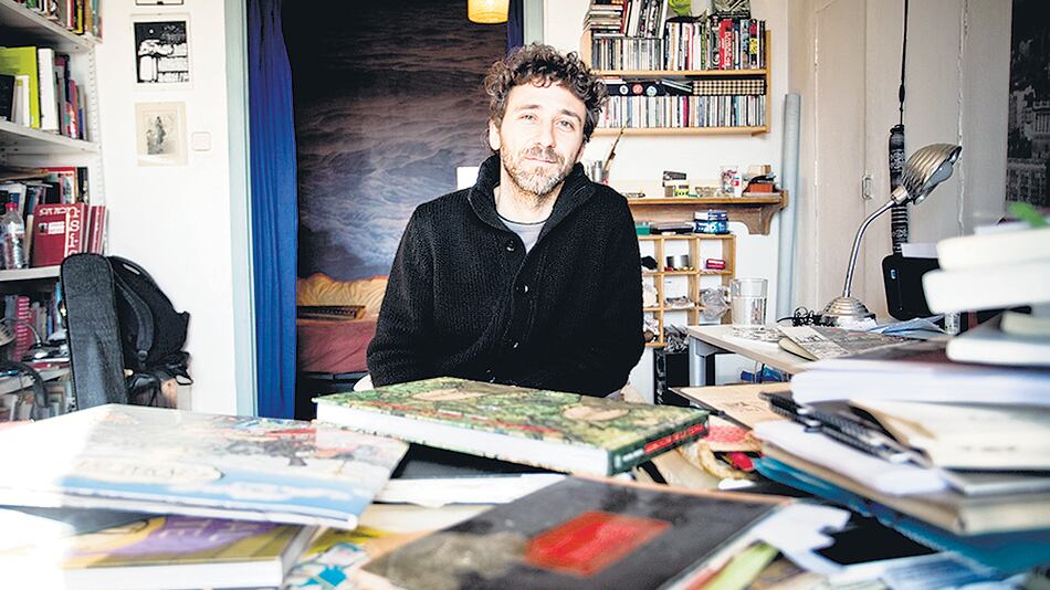 En su trabajo, Brieva muestra lo ridículo de las convenciones sociales y el artificio del sistema.